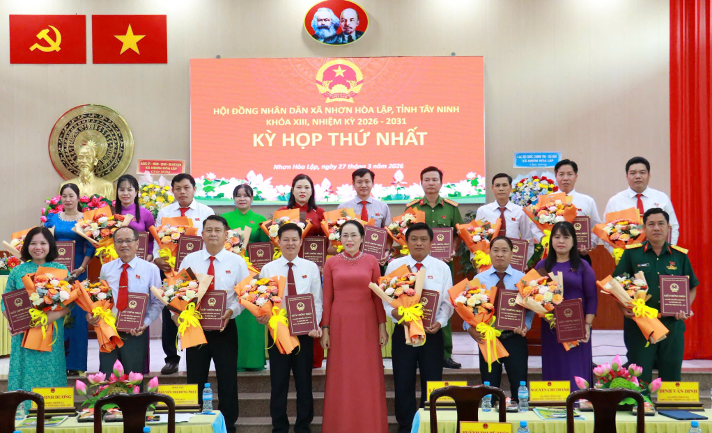 Trưởng Ban Văn hóa - Xã hội, HĐND tỉnh Tây Ninh Nguyễn Thị Hồng Phúc trao giấy chứng nhận và chúc mừng đại biểu vừa trúng cử đại biểu HĐND xã Nhơn Hòa Lập khóa XIII, nhiệm kỳ 2026-2031