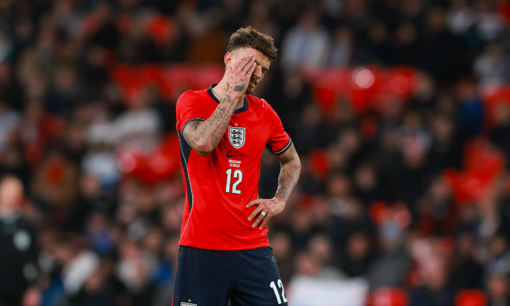 Hậu vệ Arsenal vừa ghi b&agrave;n vừa mắc lỗi, tuyển Anh bị Urguay cầm ch&acirc;n