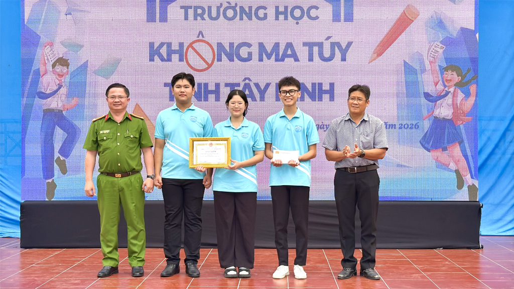 Ban tổ chức trao giải Nhất cho trường THPT Lê Quý Đôn