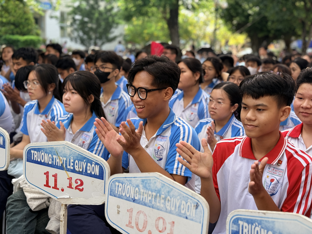 Hàng trăm học sinh của 3 đội dự thi có mặt để cổ vũ nồng nhiệt