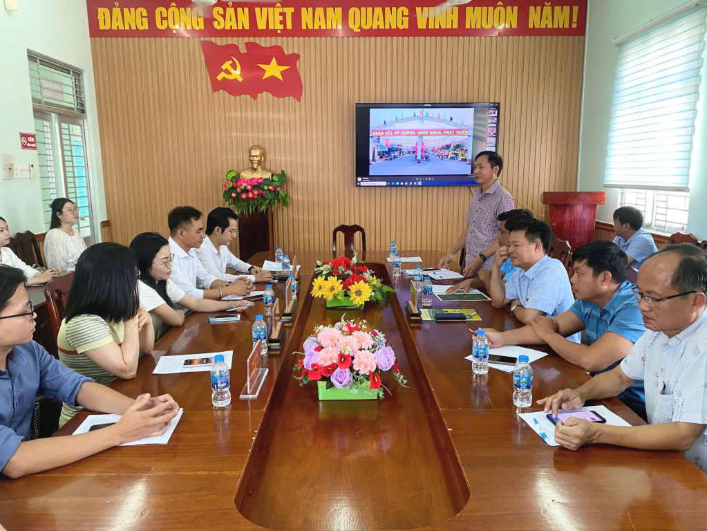 Các đại biểu nghe sơ lược tình hình phát triển địa phương 