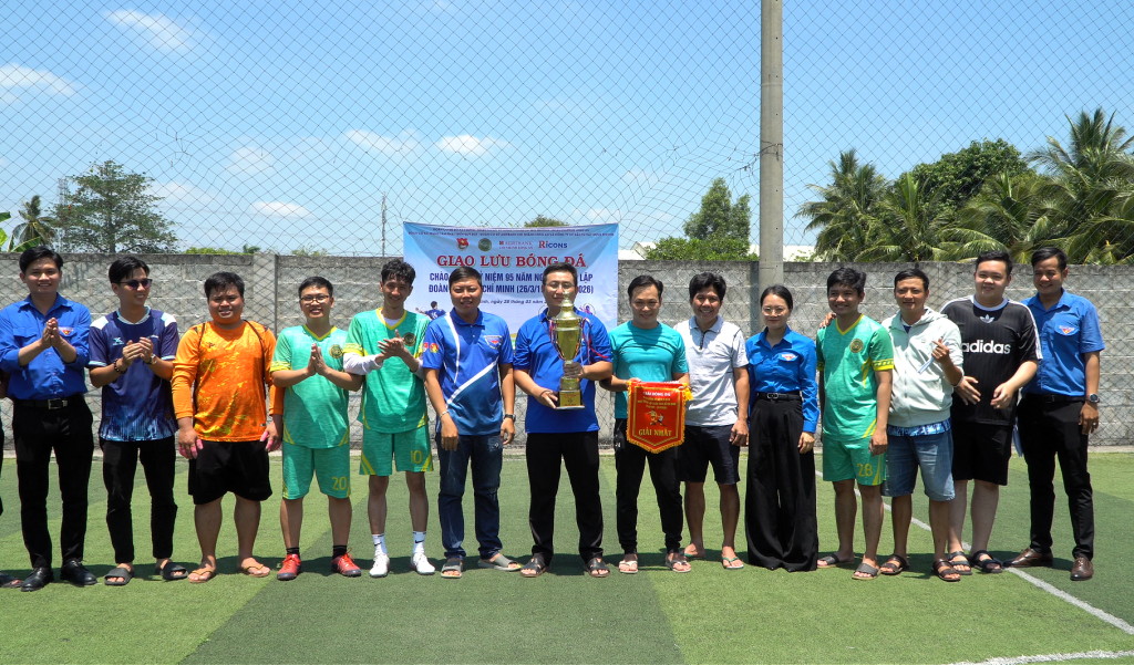 Giao lưu b&oacute;ng đ&aacute; kỷ niệm 95 năm ng&agrave;y th&agrave;nh lập Đo&agrave;n Thanh ni&ecirc;n Cộng sản Hồ Ch&iacute; Minh