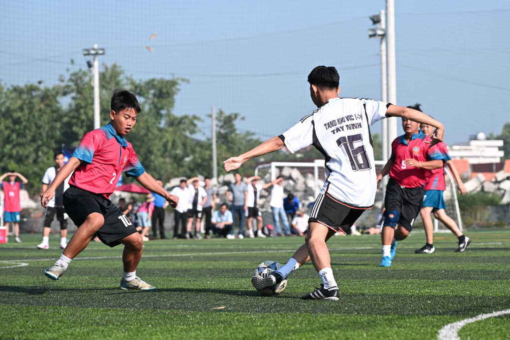 Các vận động viên tranh tài môn bóng đá nam