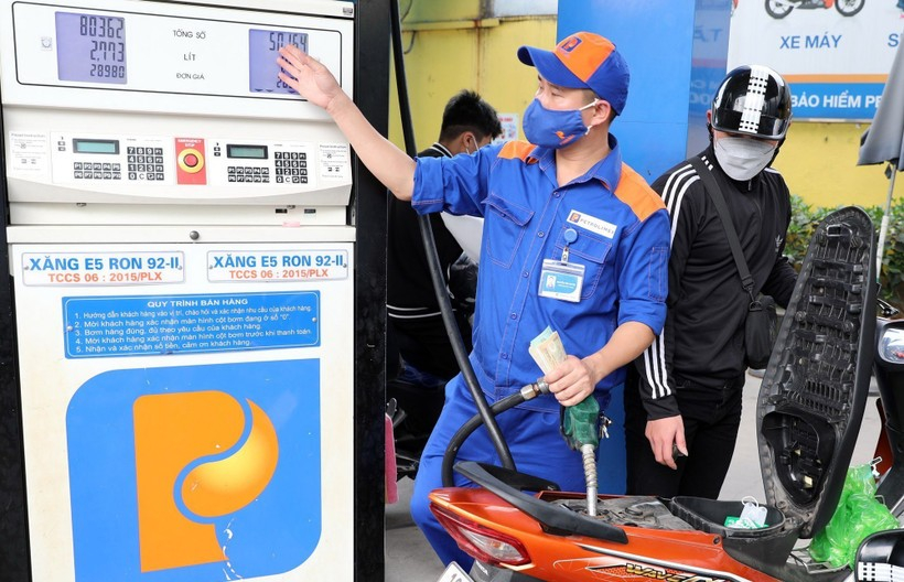 Quyết định bổ sung 8.000 tỷ đồng tạm ứng cho Quỹ b&igrave;nh ổn gi&aacute; xăng dầu