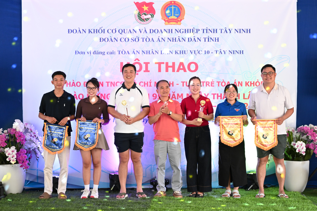 Ban tổ chức trao giải cho các vận động viên thi đấu môn pickleball nội dung đôi nam nữ
