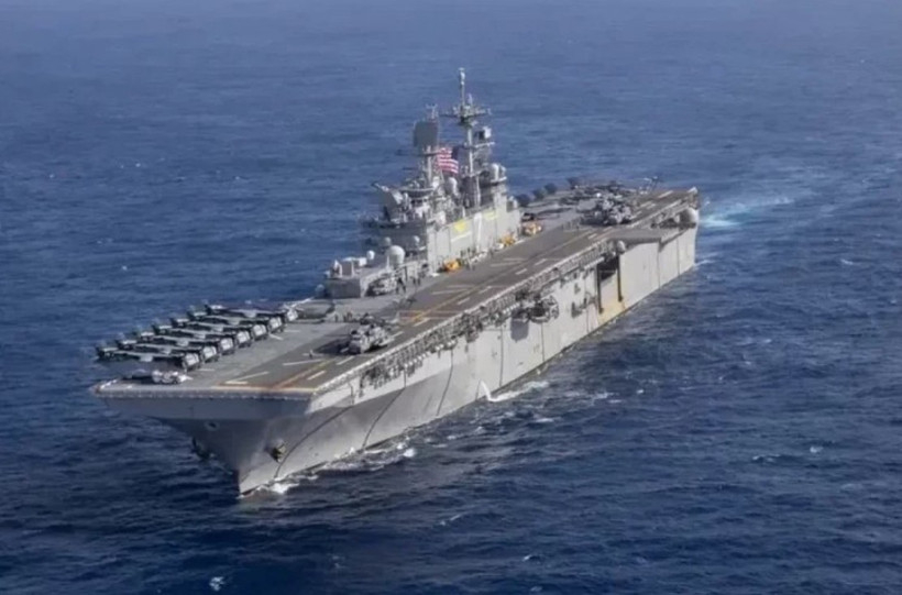 Mỹ điều t&agrave;u đổ bộ USS Tripoli chở theo 3.500 l&iacute;nh thủy đ&aacute;nh bộ đến Trung Đ&ocirc;ng