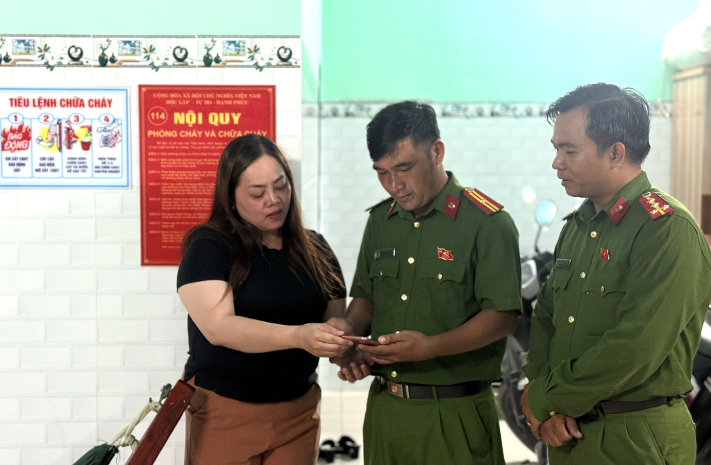 Công an xã Mỹ Yên tăng cường quản lý lưu trú qua phần mềm ASM 