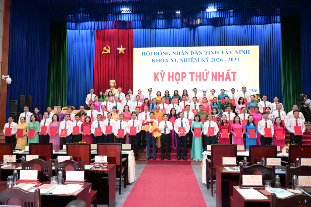 Ủy viên Ban chấp hành Trung ương Đảng, Bí thư Tỉnh ủy Nguyễn Văn Quyết tặng hoa chúc mừng các đại biểu HĐND tỉnh khóa XI