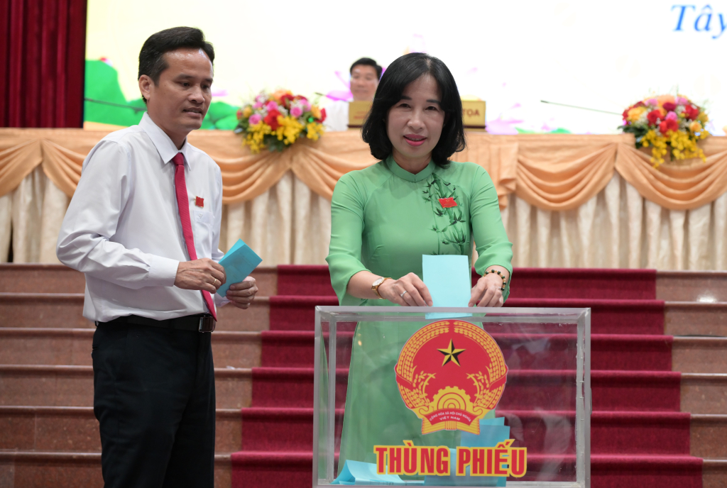 Các đại biểu bỏ phiếu bầu chức danh Chủ tịch HĐND tỉnh khóa XI tại kỳ họp