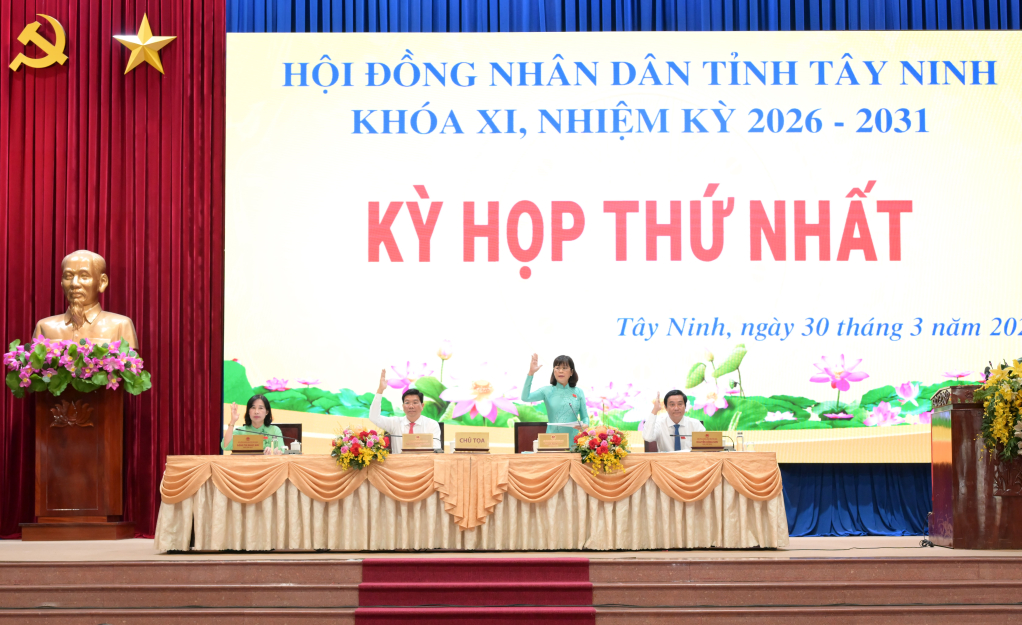 Chủ tịch và các Phó Chủ tịch HĐND tỉnh khóa XI điều hành kỳ họp 