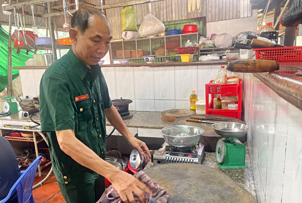 Cựu chiến binh Tạ Kim Bắc dọn dẹp bếp, chuẩn bị nấu ăn