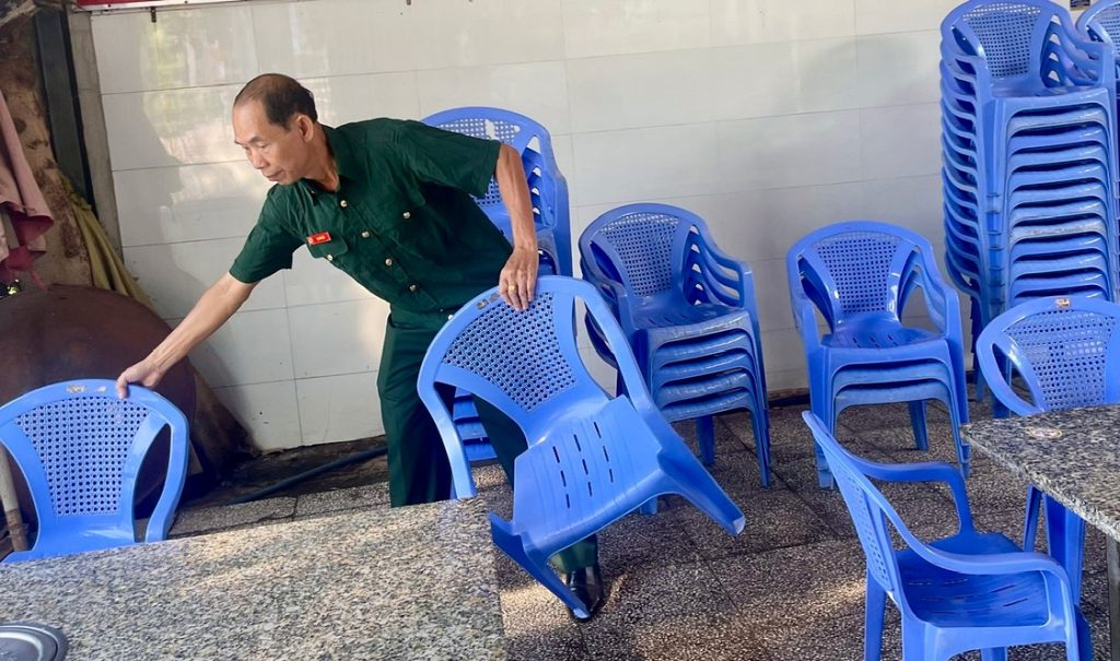 Cựu chiến binh Tạ Kim Bắc dọn bàn ghế, chuẩn bị mở quán