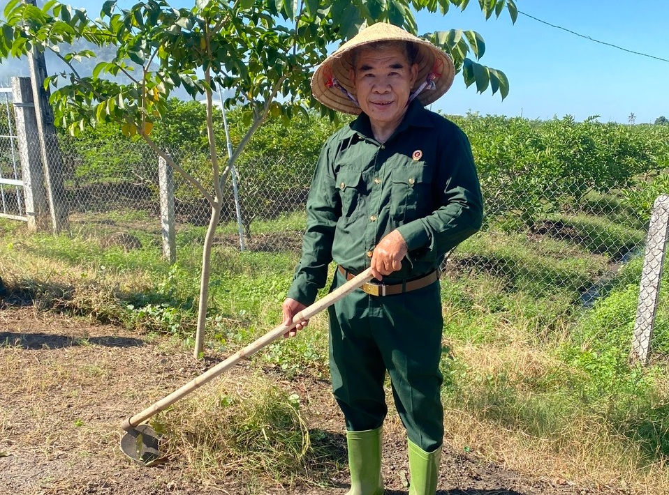 Cựu chiến binh Nguyễn Ngọc Còn đang làm vườn