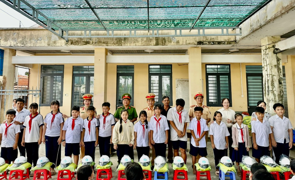 Trao tặng quà cho các em học sinh