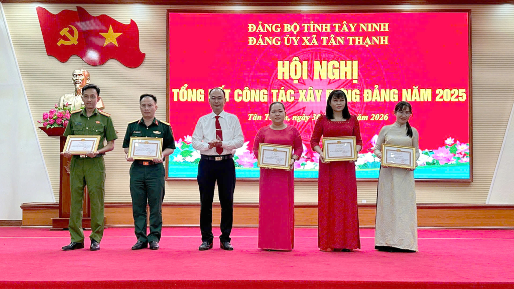 X&atilde; T&acirc;n Thạnh khen thưởng 88 tập thể, c&aacute; nh&acirc;n ho&agrave;n th&agrave;nh xuất sắc nhiệm vụ trong c&ocirc;ng t&aacute;c x&acirc;y dựng Đảng