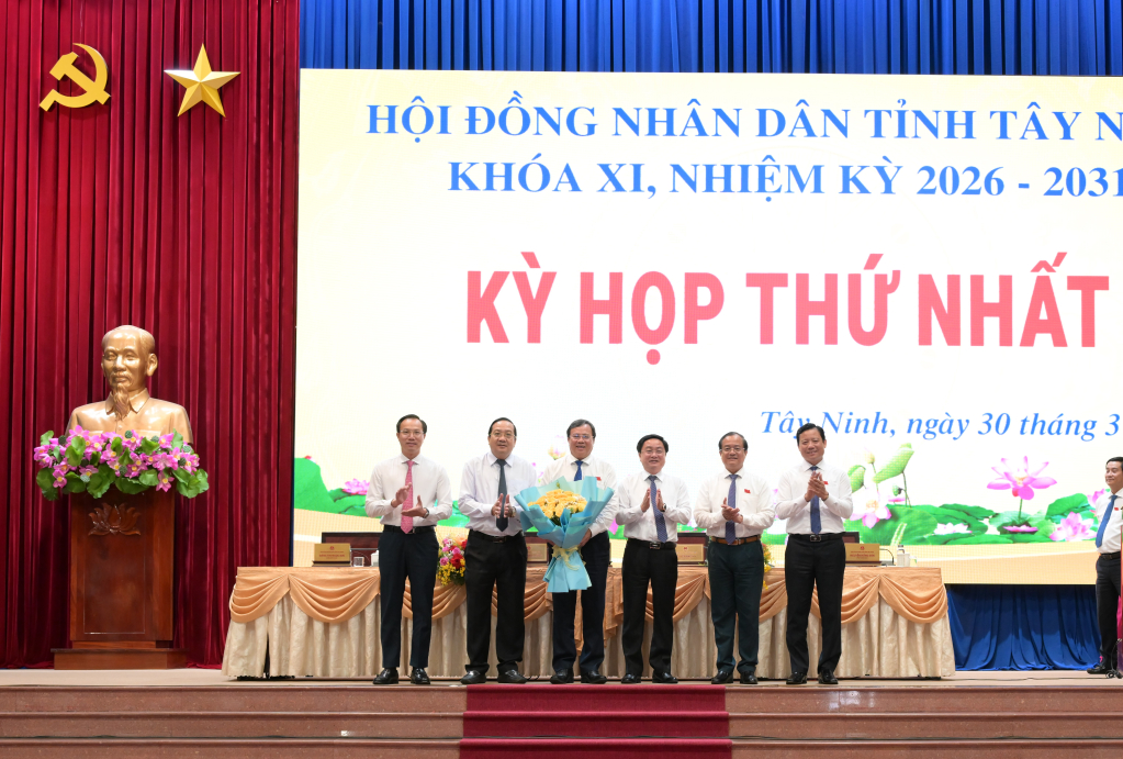 Ủy viên Trung ương Đảng, Bí thư Tỉnh ủy tặng hoa chúc mừng các đồng chí được bầu Chủ tịch UBND tỉnh và các Phó Chủ tịch UBND tỉnh