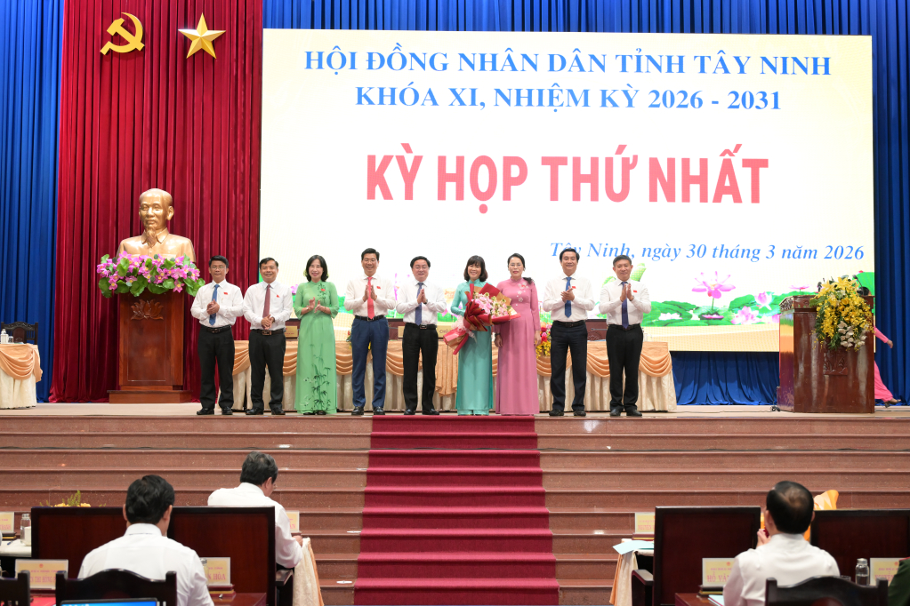 Ủy viên Trung ương Đảng, Bí thư Tỉnh ủy tặng hoa chúc mừng Thường trực HĐND tỉnh khóa XI, nhiệm kỳ 2026-2031