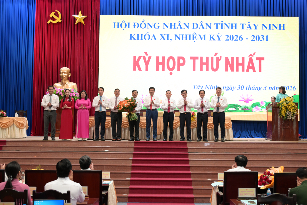 Ủy viên Ban chấp hành Trung ương Đảng, Phó Bí thư Thường trực Tỉnh ủy, Chủ tịch HĐND tỉnh Nguyễn Mạnh Hùng tặng hoa chúc mừng các thành viên Ban Kinh tế Ngân sách HĐND tỉnh khóa XI