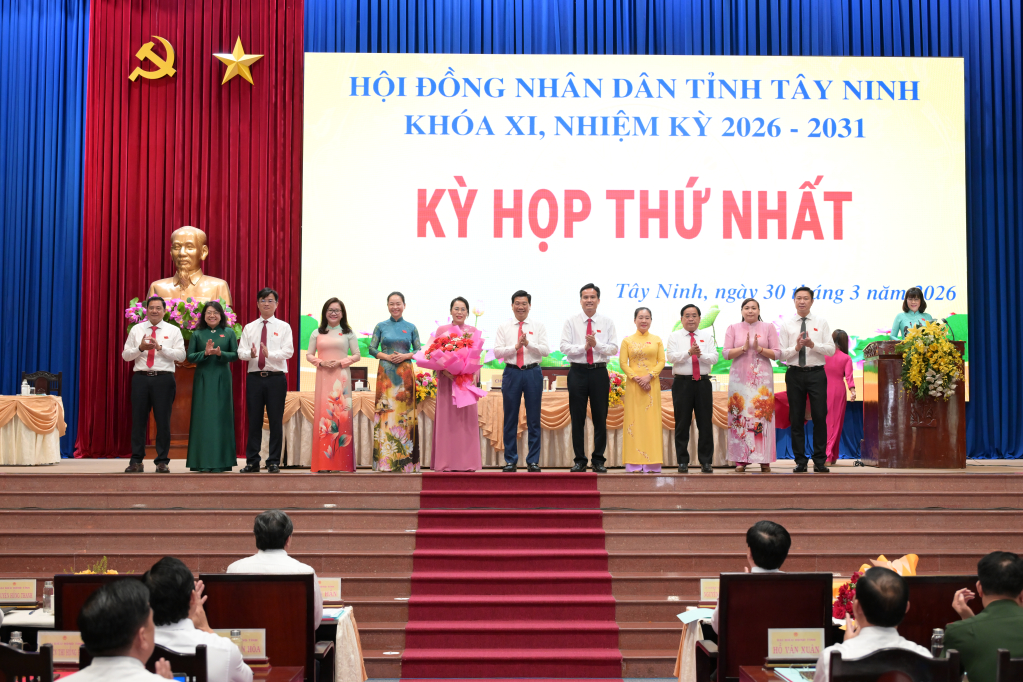 Ủy viên Ban chấp hành Trung ương Đảng, Phó Bí thư Thường trực Tỉnh ủy, Chủ tịch HĐND tỉnh Nguyễn Mạnh Hùng tặng hoa chúc mừng các thành viên Ban Văn hóa Xã hội HĐND tỉnh khóa XI