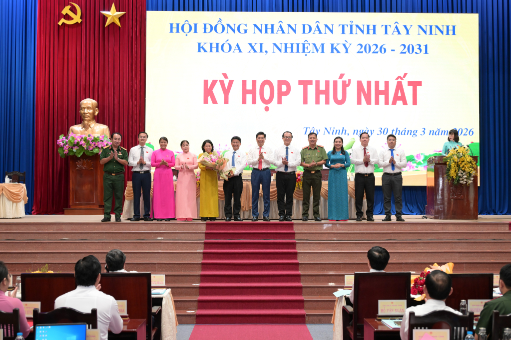 Ủy viên Ban chấp hành Trung ương Đảng, Phó Bí thư Thường trực Tỉnh ủy, Chủ tịch HĐND tỉnh Nguyễn Mạnh Hùng tặng hoa chúc mừng các thành viên Ban Pháp chế HĐND tỉnh khóa XI