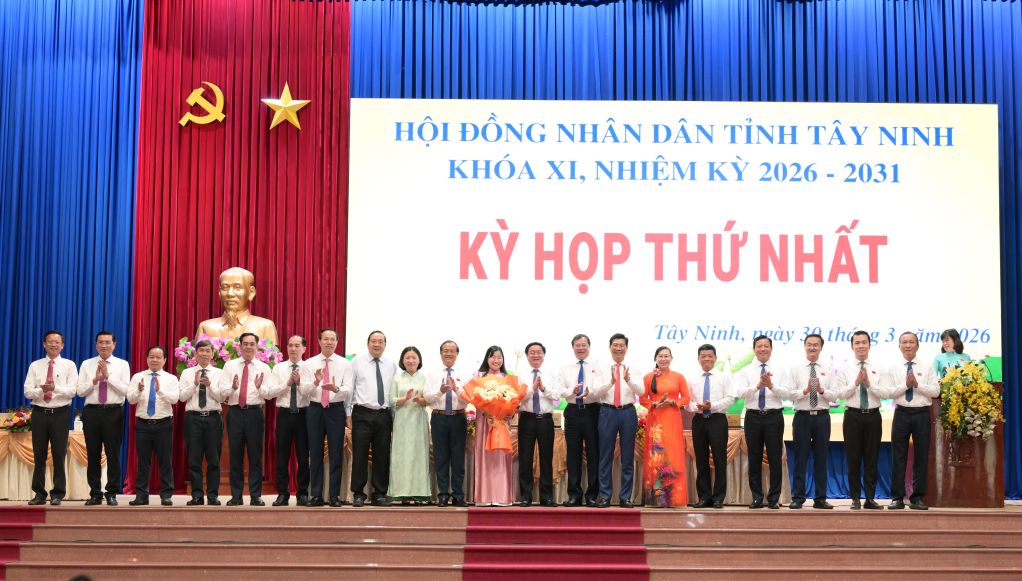 Ủy viên Ban Chấp hành Trung ương Đảng, Bí thư Tỉnh ủy Nguyễn Văn Quyết và Ủy viên Ban chấp hành Trung ương Đảng, Phó Bí thư Thường trực Tỉnh ủy, Chủ tịch HĐND tỉnh Nguyễn Mạnh Hùng tặng hoa chúc mừng Chủ tịch, các Phó Chủ tịch UBND tỉnh và các Ủy viên UBND tỉnh 