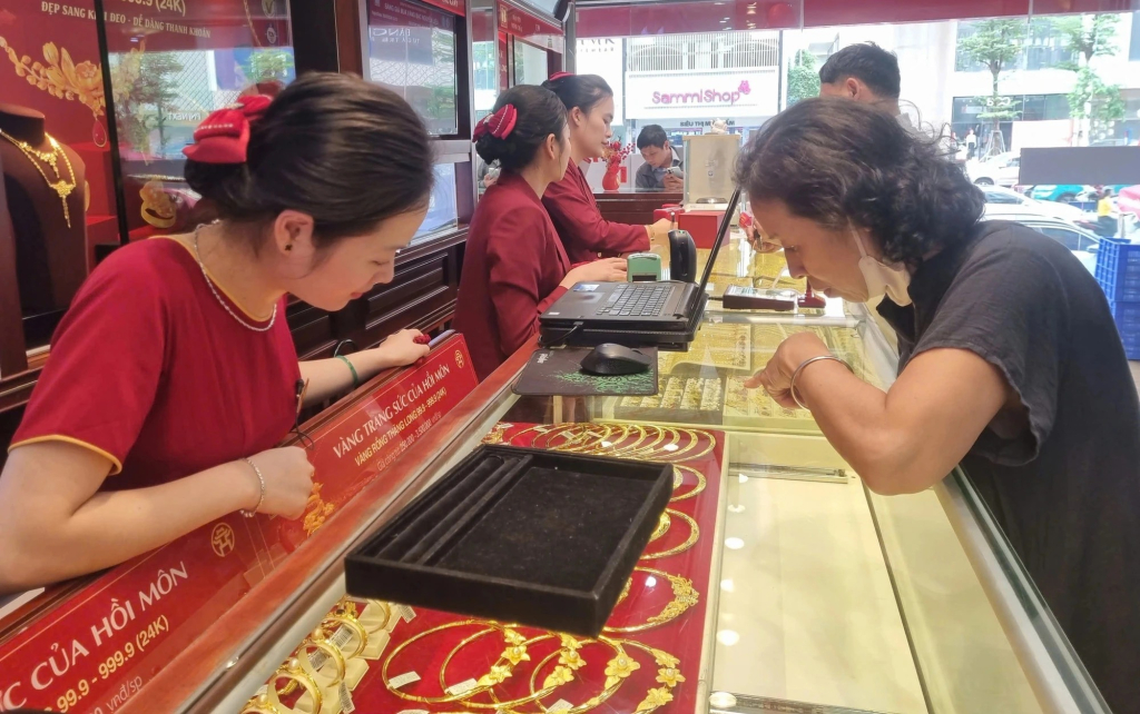 Gi&aacute; v&agrave;ng chiều 30/3 bất ngờ tăng 2,4 triệu đồng/lượng