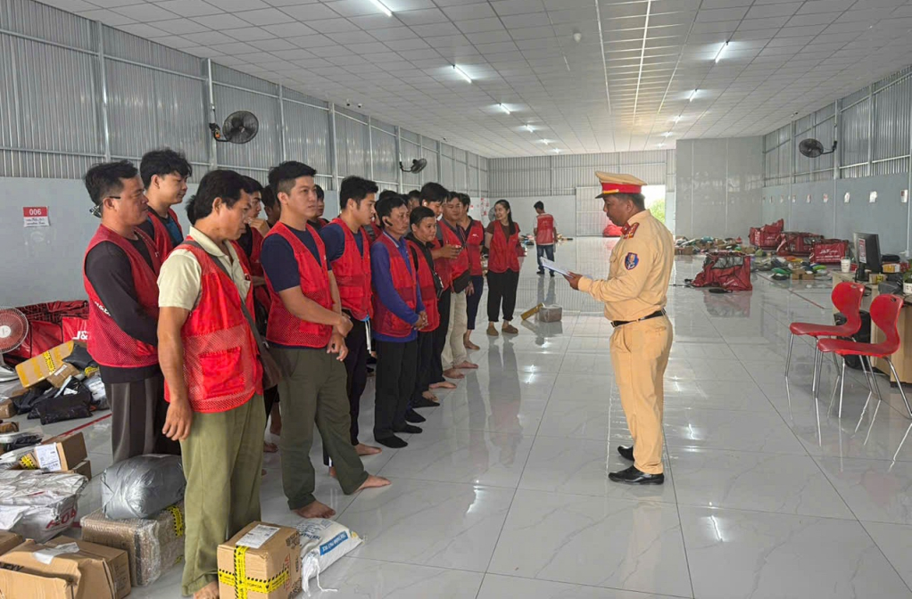 Cảnh sát giao thông tuyên truyền cho các shipper