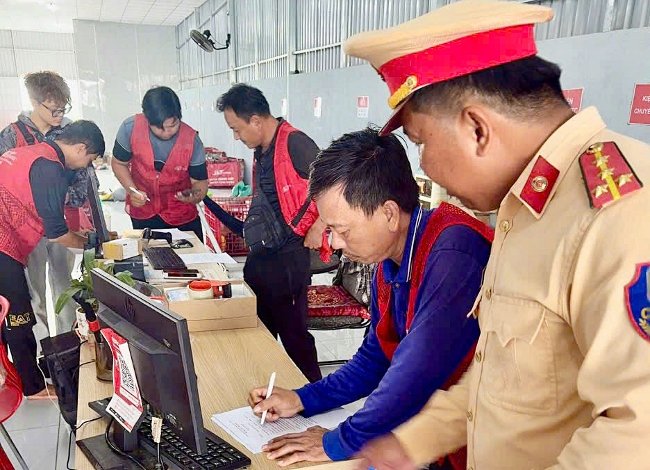 Các shipper ký cam kết chấp hành nghiêm quy định về an toàn giao thông