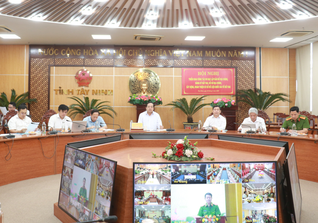 Bảo đảm th&ocirc;ng suốt việc giải quyết thủ tục h&agrave;nh ch&iacute;nh về đất đai của người d&acirc;n, doanh nghiệp