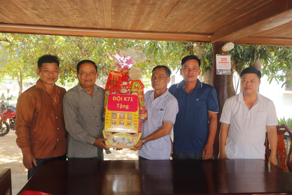 Đội K71 thăm, tặng qu&agrave; Tiểu khu Qu&acirc;n sự tỉnh Oddar Meanchay