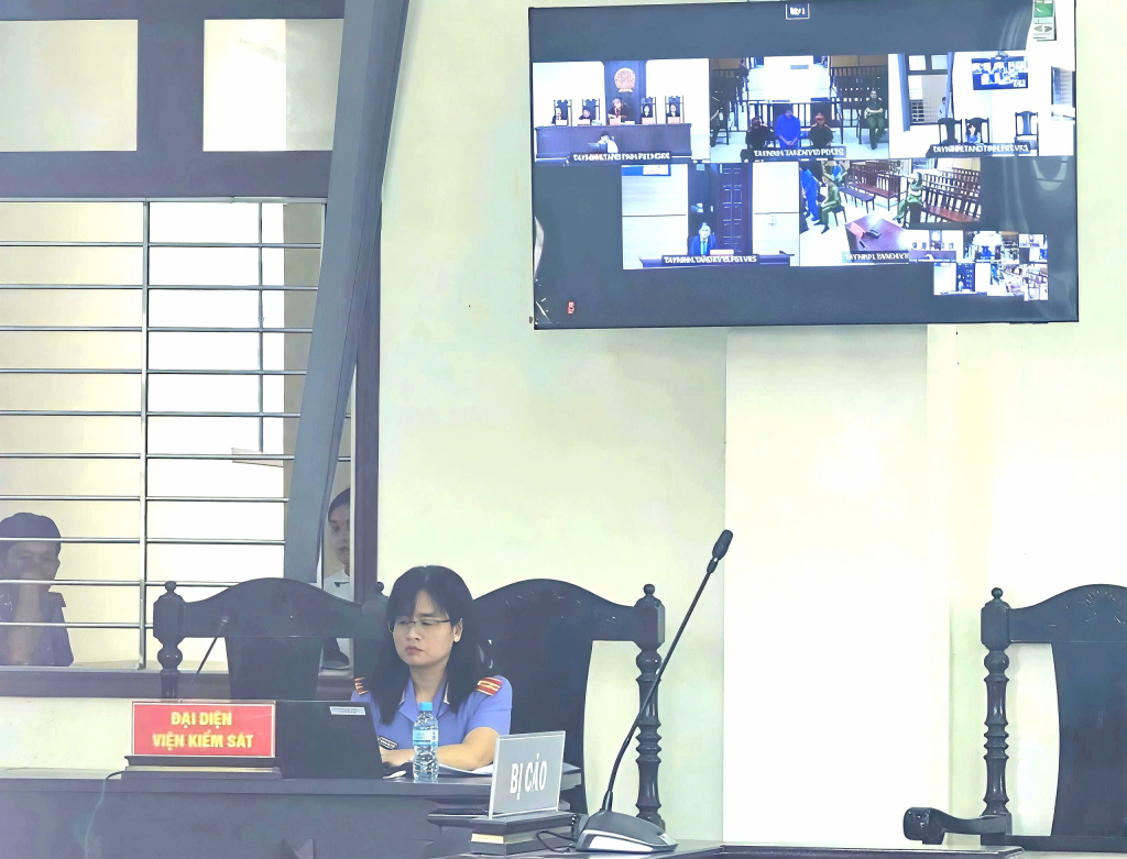 Phiên tòa xét xử bị cáo Hà được Tòa án Nhân dân tỉnh xét xử trực tuyến