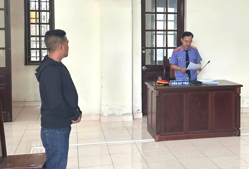 Đại diện Viện kiểm sát công bố bản cáo trạng truy tố bị cáo Nô tại phiên tòa