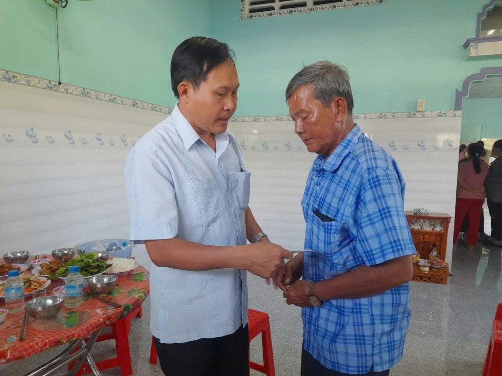 L&atilde;nh đạo x&atilde; Thuận Mỹ thăm gia đ&igrave;nh c&oacute; 3 người tử vong do ch&igrave;m t&agrave;u tại v&ugrave;ng biển Vũng T&agrave;u