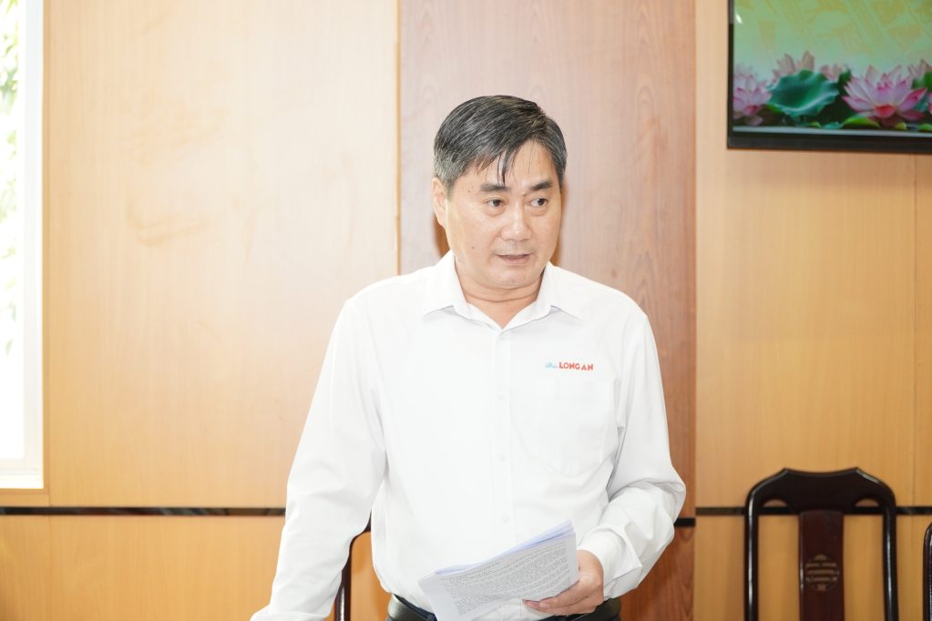 Phó Bí thư Đảng ủy, Phó Tổng biên tập Báo và phát thanh, truyền hình Tây Ninh báo cáo kết quả thực hiện với đoàn kiểm tra