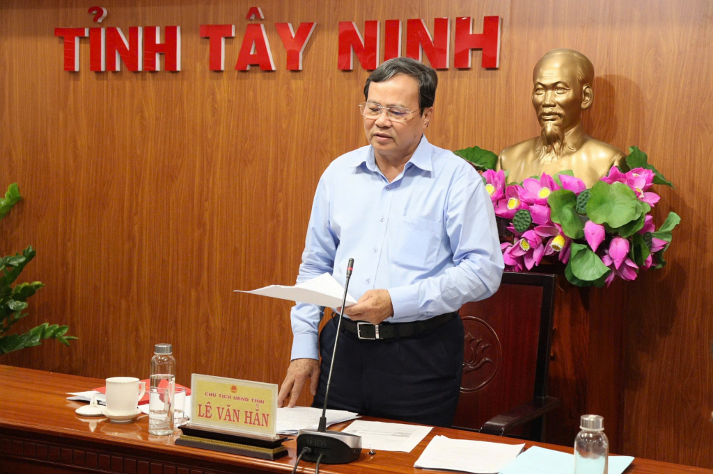  Chủ tịch UBND tỉnh Lê Văn Hẳn phát biểu chỉ đạo tại cuộc họp