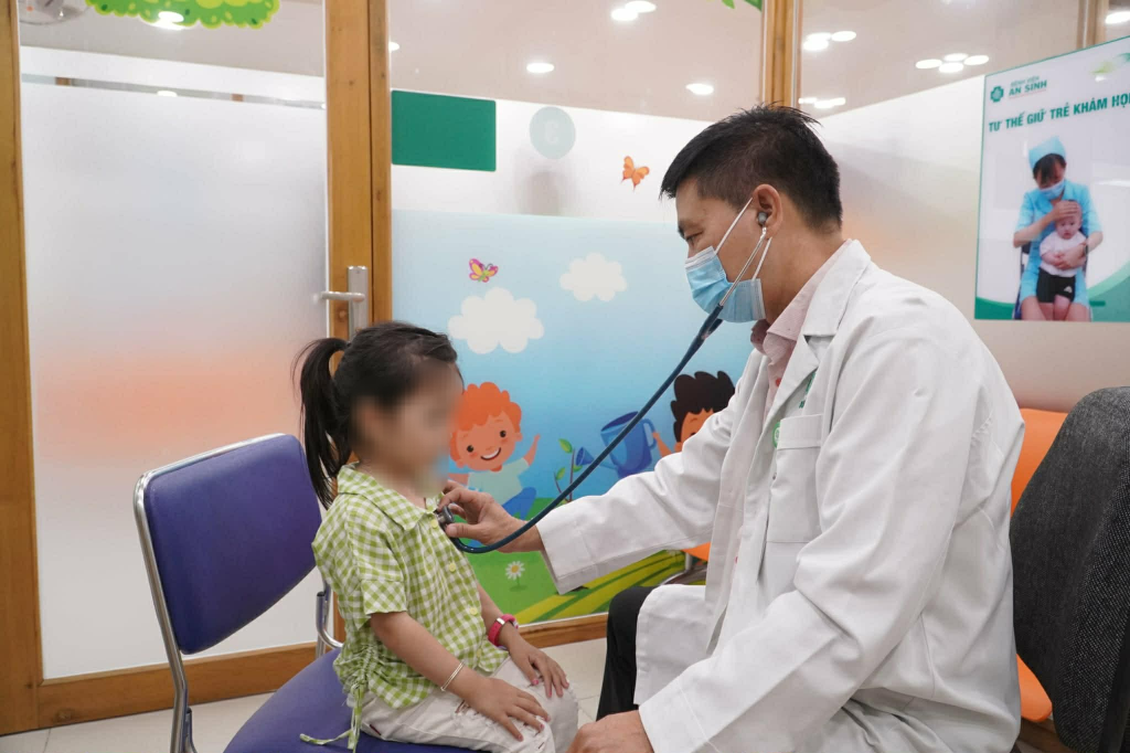 B&aacute;c sĩ cảnh b&aacute;o dấu hiệu tay ch&acirc;n miệng nguy hiểm hơn nổi ban v&agrave; lo&eacute;t miệng