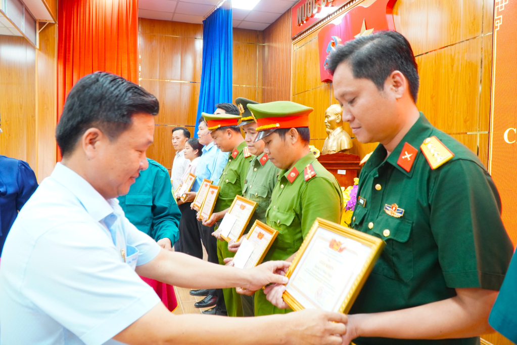 X&atilde; Phước L&yacute;: Tuy&ecirc;n dương c&aacute;c tập thể, c&aacute; nh&acirc;n c&oacute; th&agrave;nh t&iacute;ch xuất sắc trong c&ocirc;ng t&aacute;c bầu cử