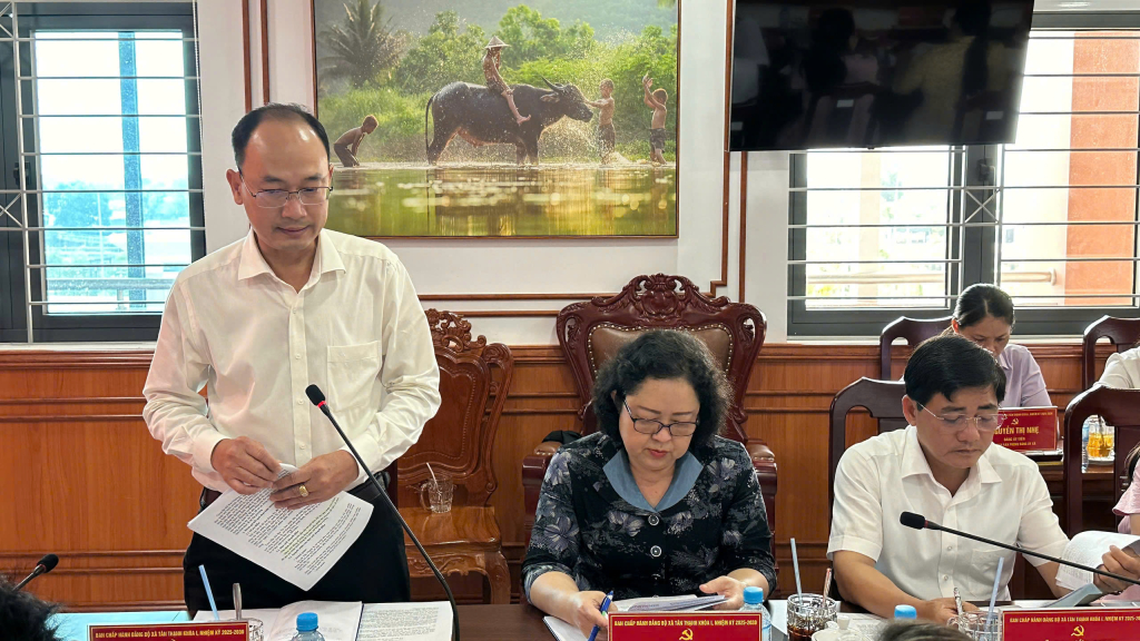 Đo&agrave;n gi&aacute;m s&aacute;t Tỉnh uỷ l&agrave;m việc tại x&atilde; T&acirc;n Thạnh