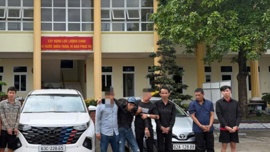 Khởi tố nh&oacute;m đối tượng chặn đường, bắt giữ người tr&aacute;i ph&eacute;p rồi định b&aacute;n sang Campuchia