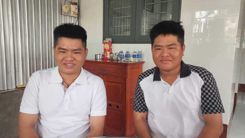 Anh em sinh đ&ocirc;i viết đơn t&igrave;nh nguyện nhập ngũ