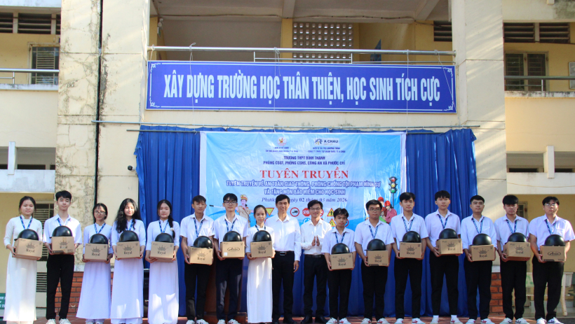 Tuy&ecirc;n truyền ph&aacute;p luật v&agrave; trao tặng mũ bảo hiểm cho học sinh