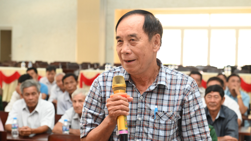 Người ứng cử đại biểu Quốc hội kh&oacute;a XVI tiếp x&uacute;c cử tri tại phường Trảng B&agrave;ng