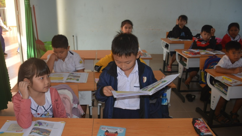 Sử dụng 2 bộ s&aacute;ch gi&aacute;o khoa l&agrave;m t&agrave;i liệu tham khảo