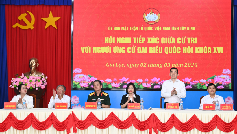 Người ứng cử đại biểu Quốc hội kh&oacute;a XVI tiếp x&uacute;c cử tri phường Gia Lộc