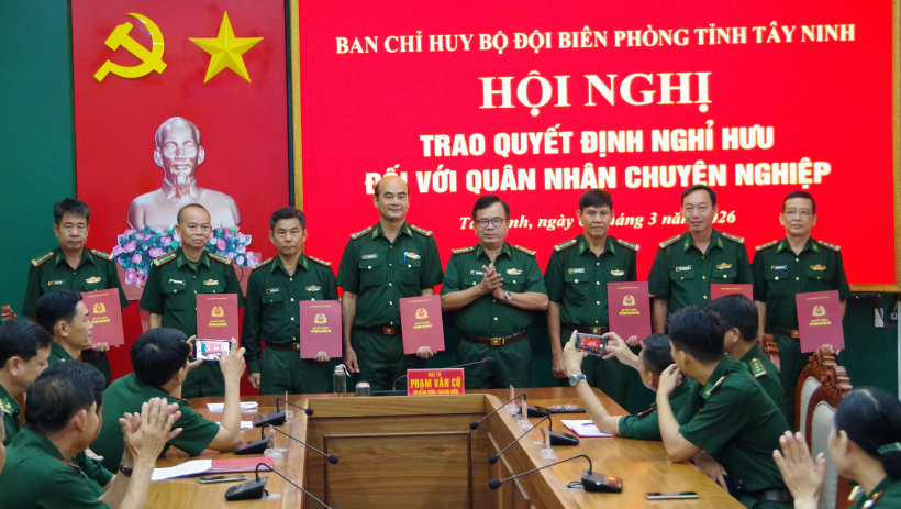 Bộ đội Bi&ecirc;n ph&ograve;ng tỉnh T&acirc;y Ninh trao quyết định nghỉ hưu đối với qu&acirc;n nh&acirc;n chuy&ecirc;n nghiệp