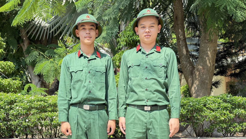 Anh em sinh đ&ocirc;i t&igrave;nh nguyện l&ecirc;n đường nhập ngũ