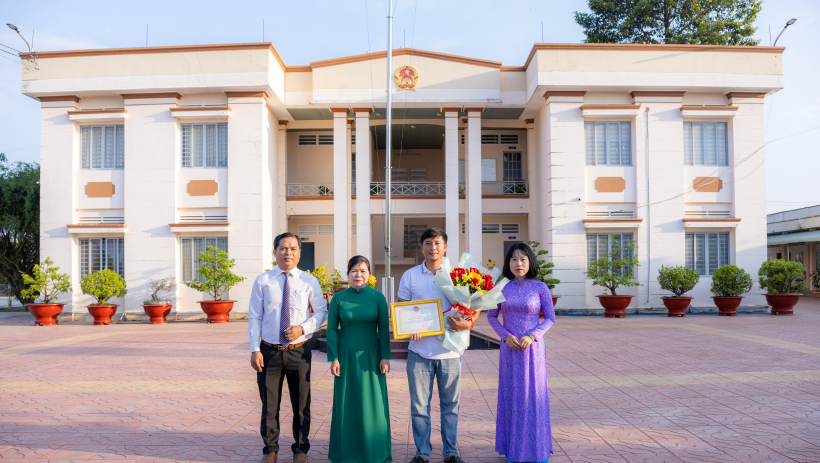 X&atilde; T&acirc;n Th&agrave;nh khen thưởng đột xuất&nbsp;c&aacute; nh&acirc;n cứu sống b&eacute; trai rơi xuống hầm nước thải