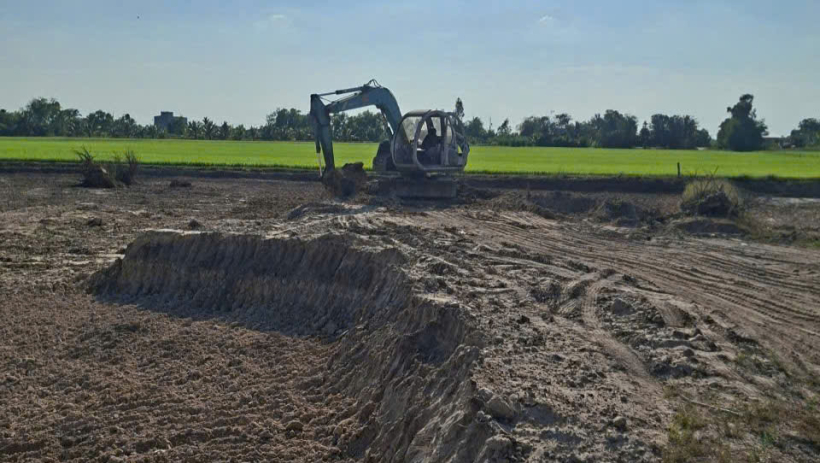 Tạm giữ nhiều phương tiện khai th&aacute;c đất tr&aacute;i ph&eacute;p