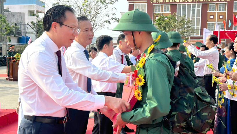 Ph&oacute; Chủ tịch UBND tỉnh Đo&agrave;n Trung Ki&ecirc;n dự Lễ giao nhận qu&acirc;n năm 2026 tại x&atilde; T&acirc;n Thạnh
