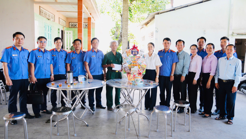 Đo&agrave;n Viện Kiểm s&aacute;t Nh&acirc;n d&acirc;n tỉnh T&acirc;y Ninh về nguồn tại x&atilde; T&acirc;n Tập